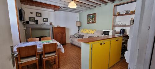 Il comprend une cuisine et un salon avec une armoire jaune. dans l'établissement A little traditional French house, à Luchon