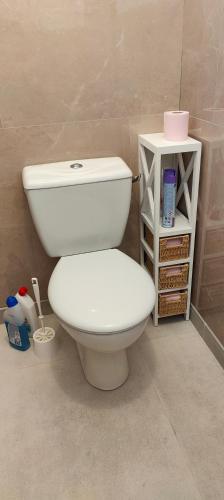 une salle de bain avec des toilettes blanches dans une chambre dans l'établissement Chambre entre mer et montagne, à Cazouls-lès-Béziers