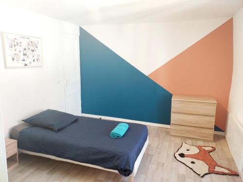 1 dormitorio con 1 cama con manta azul en T3 rénové en face des Thermes en Néris-les-Bains