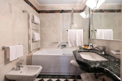 Koupelna v ubytování Grand Hotel Ortigia