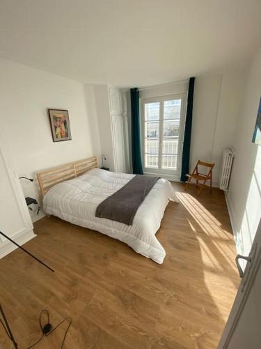 une chambre avec un lit et un parquet dans l'établissement Spacieux et lumineux Centre Jaude 100m2, à Clermont-Ferrand