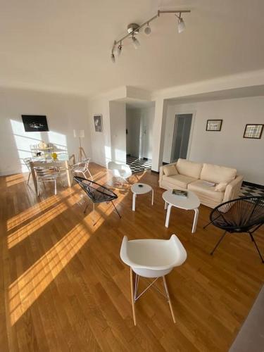 - un salon avec un canapé blanc et des tables dans l'établissement Spacieux et lumineux Centre Jaude 100m2, à Clermont-Ferrand