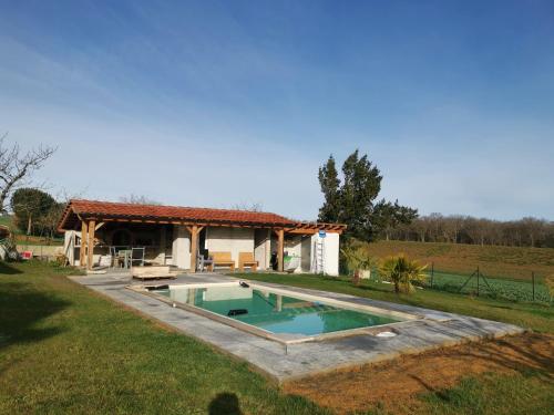 una casa con piscina en el patio en Gîte familial de charme entier en Gascogne, en Marseillan