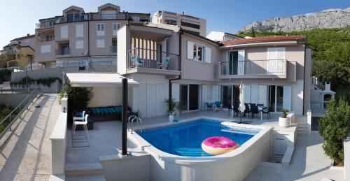 バシュカ・ヴォダにあるLuxury Villa Rogacの正面にプールがある家