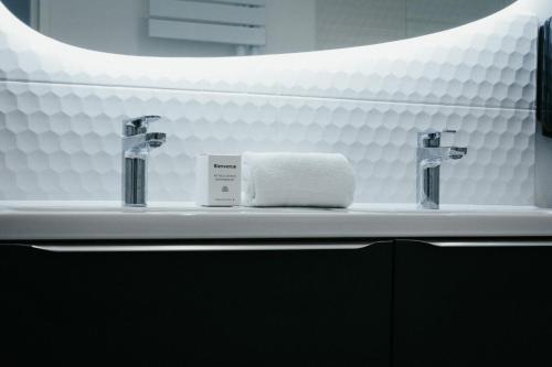 lavabo con 2 grifos y espejo en Magnifique F3 *Galaxy* tout équipé, en Clermont-Ferrand