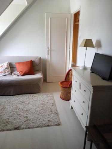 - un salon avec un canapé et une commode dans l'établissement chambre avec vue sur les marais salants, à Guérande