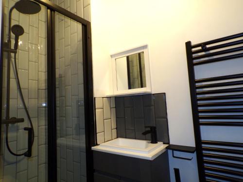 bagno con lavandino e doccia con specchio di Hazelhurst House - 4 bedrooms 2 bathrooms a Stoke on Trent