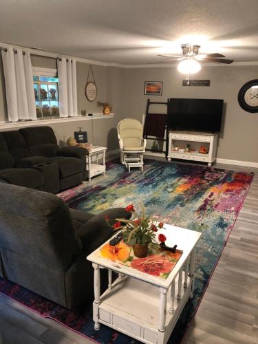 sala de estar con sofá y mesa en Private Lower Level Suite in Home-Sep Entrance! en Freeport