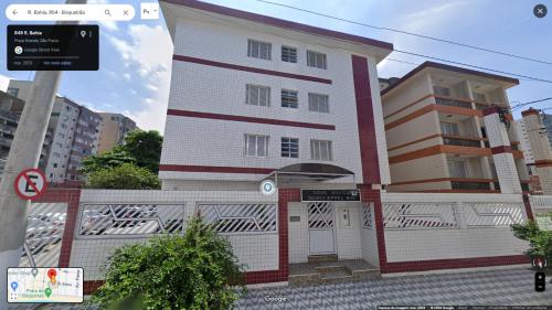 a building with a sign in front of it at Kitnet aconchegante no centro, a poucos passos da praia in Praia Grande