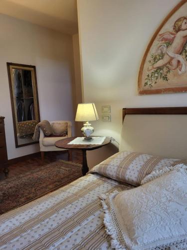 a bedroom with a bed and a table with a lamp at Elis' House in Moriago della Battaglia