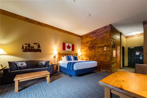 Habitación de hotel con cama y sofá en Great Wolf Lodge Waterpark Resort, en Niagara Falls