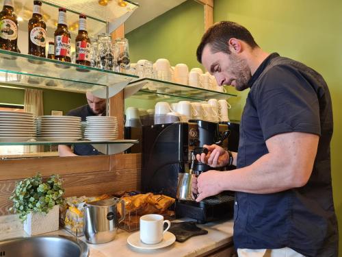 Příslušenství pro přípravu čaje a kávy v ubytování Hotel Cladan