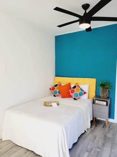 um quarto com 2 camas e uma ventoinha de tecto em Studio Soliá-Slice Of Paradise em Bridgetown