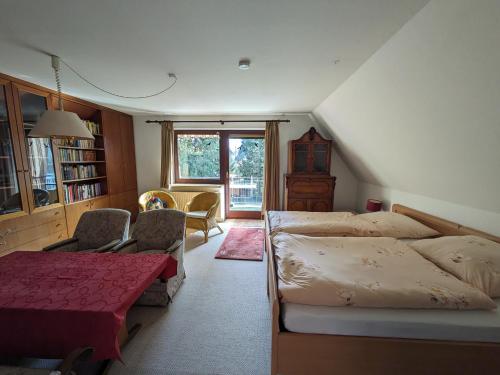 a bedroom with two beds and a table and chairs at Ferienwohnung Blumenweg in Büchen