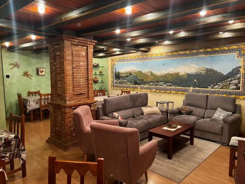 - un salon avec un canapé et une table dans l'établissement CASA PELENTOS Sandinies, à Sandiniés