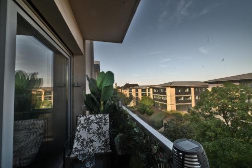 un balcon avec vue sur un immeuble dans l'établissement Le balcon romantique, à Metz