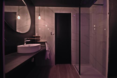 une salle de bain avec un lavabo et un miroir dans l'établissement Le balcon romantique, à Metz