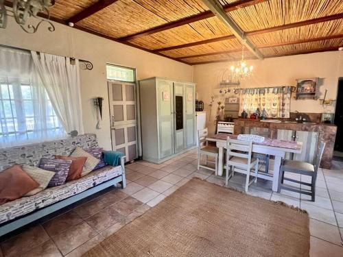 Η κουζίνα ή μικρή κουζίνα στο Rockey Mountain Bush lodge
