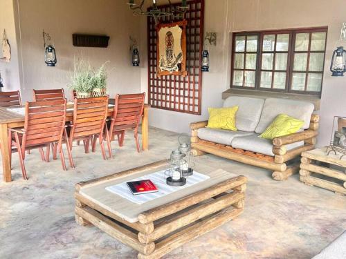 Χώρος καθιστικού στο Rockey Mountain Bush lodge