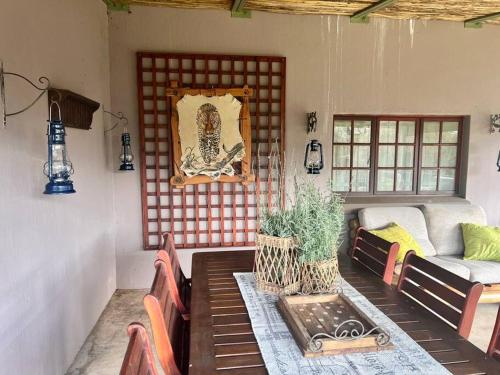 Χώρος καθιστικού στο Rockey Mountain Bush lodge