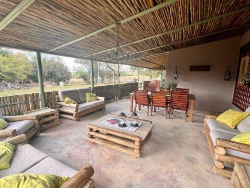 Χώρος καθιστικού στο Rockey Mountain Bush lodge