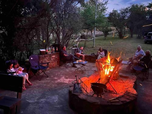 Επισκέπτες που μένουν στο Rockey Mountain Bush lodge