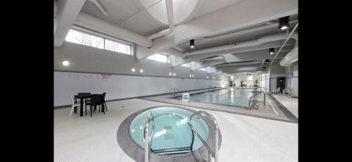 een groot zwembad met een tafel en een zwembad bij Gastown Downtown Apartment very central in Vancouver