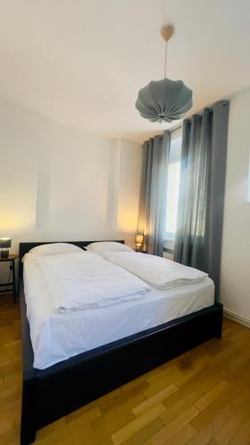 Schlafzimmer mit einem weißen Bett und einer Decke in der Unterkunft Apartmán l Praha centrum in Prag