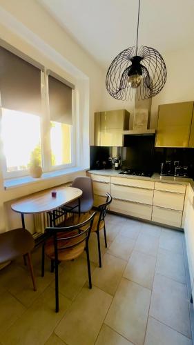 eine Küche mit einem Tisch und Stühlen sowie ein Esszimmer in der Unterkunft Apartmán l Praha centrum in Prag