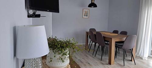 a dining room with a table and chairs at Słoneczna Sielanka domki w Bieszczadach in Ustrzyki Dolne