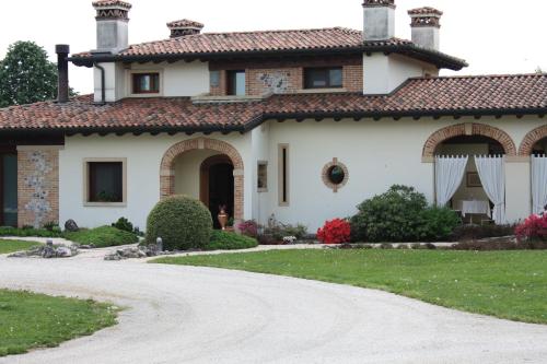 une maison avec une route pavée devant elle dans l'établissement Elis' House, à Moriago della Battaglia