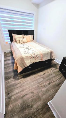 sypialnia z dużym łóżkiem i drewnianą podłogą w obiekcie Niagara Stone Bliss w mieście Niagara Falls
