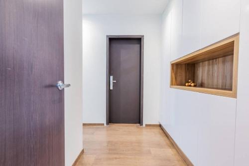 a hallway with a door and a wooden floor at Villa Azul Apartment in Quito