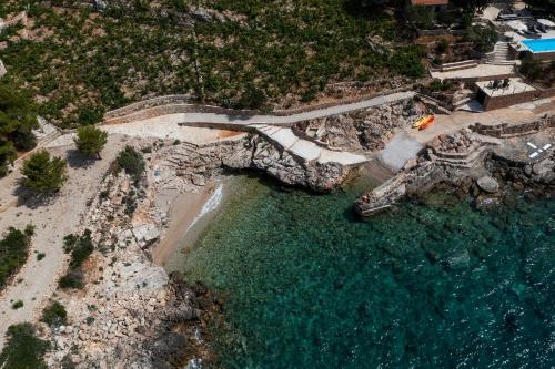 eine Luftansicht auf den Strand und das Wasser in der Unterkunft Skaramuca Village Luxury Resort in Potomje