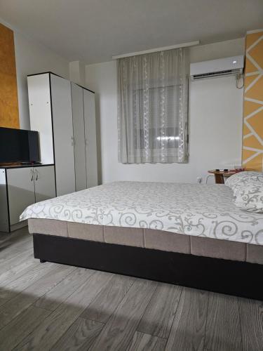 een slaapkamer met een groot bed en een raam bij Apartmani Borko 3-1 in Loznica