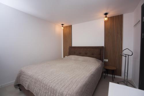 DENTA SUPORT HOTEL في رمينكو فيلتشا: غرفة نوم فيها سرير وطاولة فيها