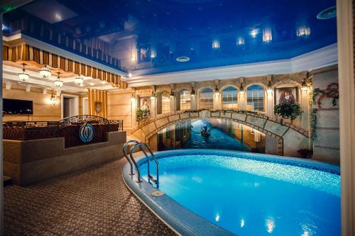 Sofievsky Posad Hotelの敷地内または近くにあるプール