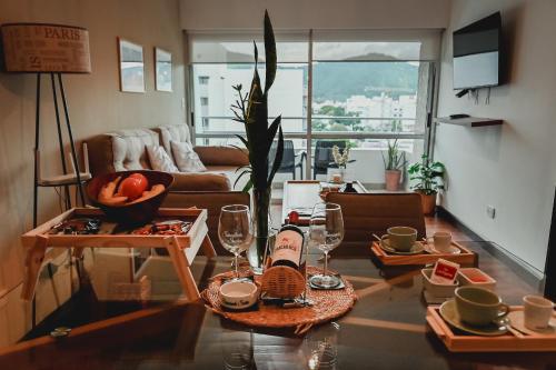 salon ze stołem z butelkami wina i kieliszkami w obiekcie Sarmiento Suites Premium w mieście Salta