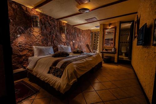 a bedroom with a large bed in a room at Hotel Xaluca Dades in Boumalne