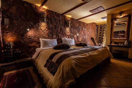 a bedroom with a large bed in a room at Hotel Xaluca Dades in Boumalne