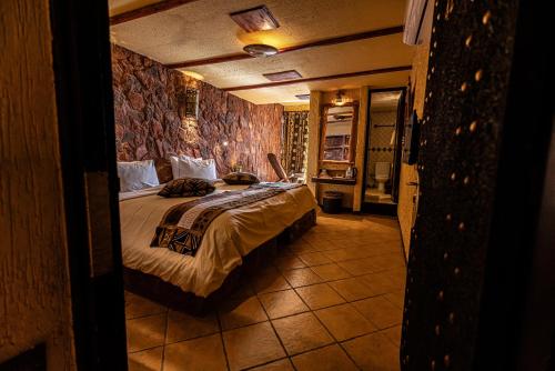 a bedroom with a large bed in a room at Hotel Xaluca Dades in Boumalne