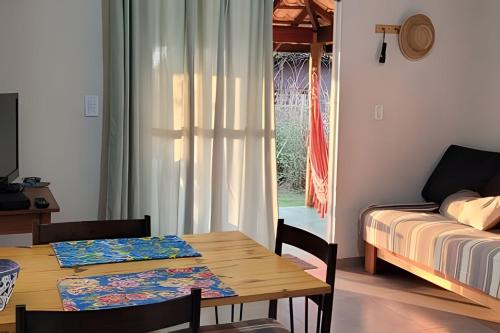 ein Esszimmer mit einem Tisch und einem Bett in der Unterkunft Casinha na Represa 2 in CÃ¡ssia