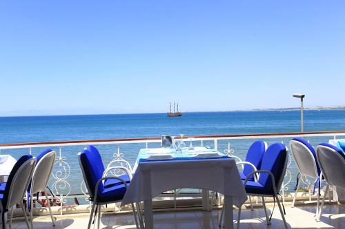 einen Tisch und Stühle auf einem Balkon mit Meerblick in der Unterkunft Cuba Beach Hotel in Side