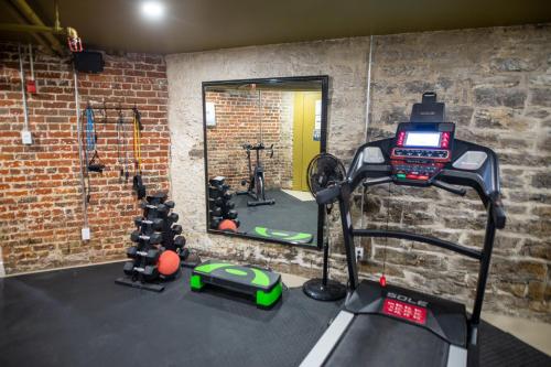 Auberge Jeunesse QBEDS Hostelにあるフィットネスセンターまたはフィットネス設備
