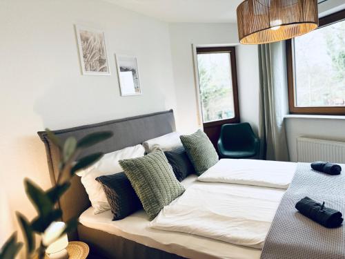 Ένα ή περισσότερα κρεβάτια σε δωμάτιο στο Seehaus Aachblick, Exklusive Appartements und Ferienwohnungen