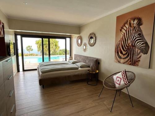 um quarto com uma cama e uma pintura de uma zebra em Villa Moritz em Santa Úrsula