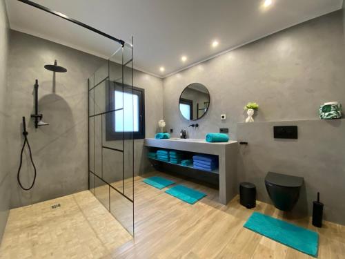 a bathroom with a shower and a sink at Villa Moritz in Santa Úrsula