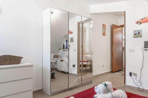 uma sala de estar com um grande espelho de vidro em Fiuggi Dream: La Casa dei Sogni em Fiuggi