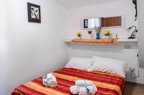 um quarto com uma cama com toalhas em Fiuggi Dream: La Casa dei Sogni em Fiuggi