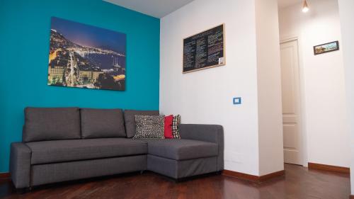 sala de estar con sofá y pared azul en Casa Latilla, en Nápoles